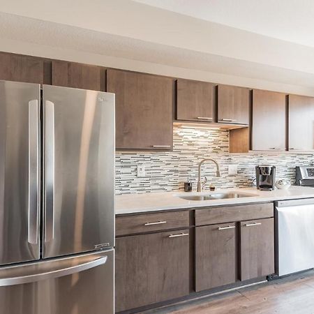 Frontdesk Confluence On 3Rd Apt Downtown Riverwalk Trails Des Moines Buitenkant foto